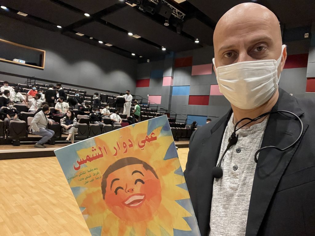 GEMS Al Barsha National Schoolにおいてジャーナリストのナジーブ・エルカシュ氏は、生徒らに向けて日本の児童書『ぼくのひまわりおじさん』を読み聞かせた。（補足）