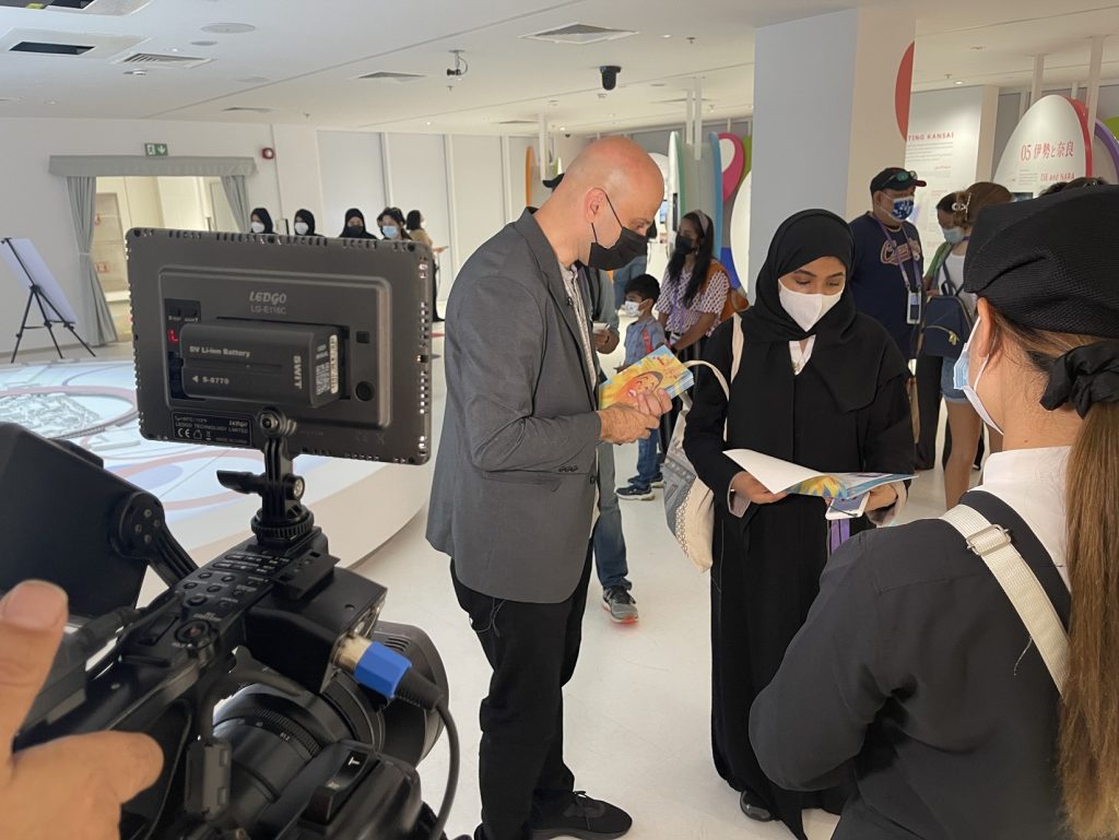 「2020年ドバイ国際博覧会」の日本館で開かれたイベントでは、同館を訪れたアラビア語を話す子どもたちに『ぼくのひまわりおじさん』のコピーが配布された。（補足）