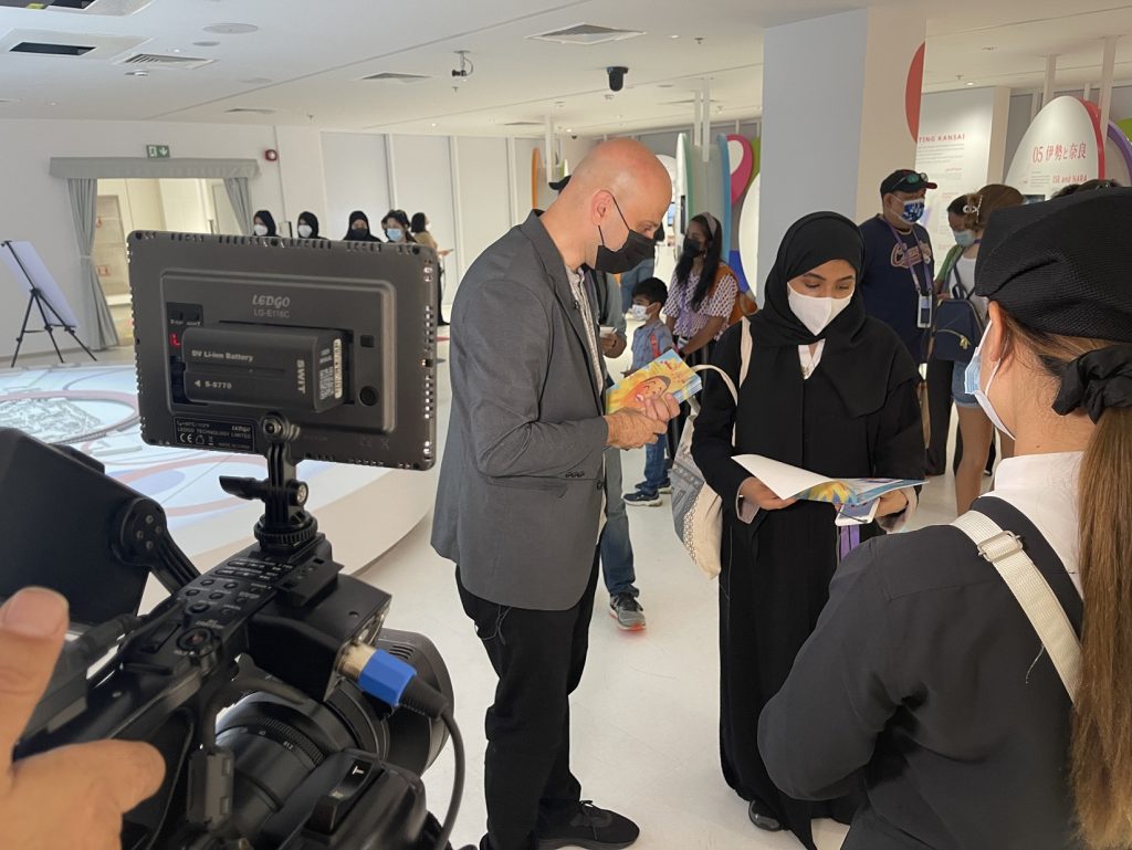 「2020年ドバイ国際博覧会」の日本館で開かれたイベントでは、同館を訪れたアラビア語を話す子どもたちに『ぼくのひまわりおじさん』のコピーが配布された。(補足)