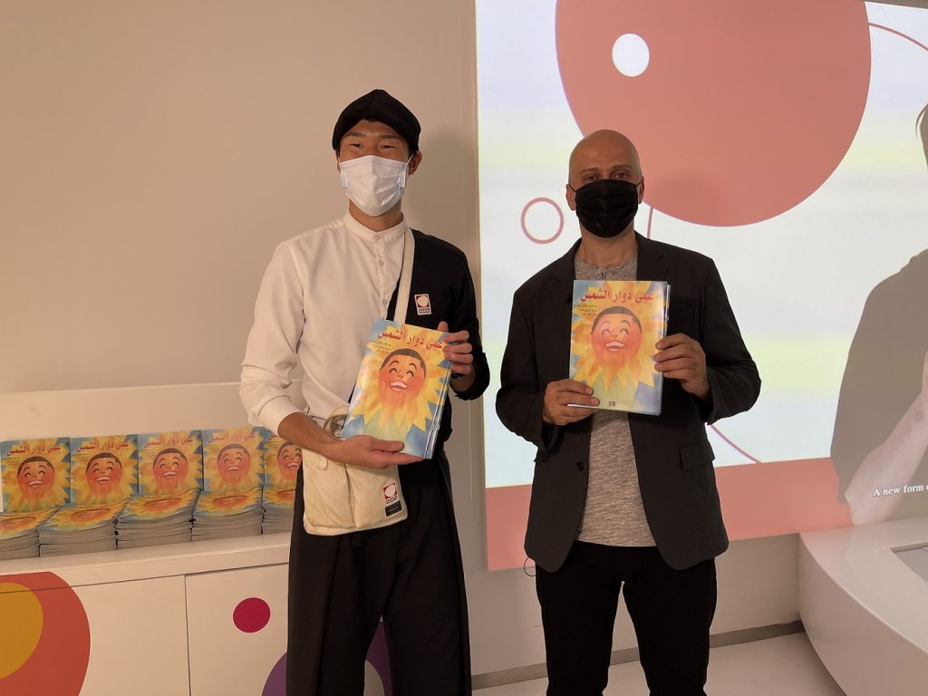 「2020年ドバイ国際博覧会」の日本館で開かれたイベントでは、同館を訪れたアラビア語を話す子どもたちに『ぼくのひまわりおじさん』のコピーが配布された。(補足)