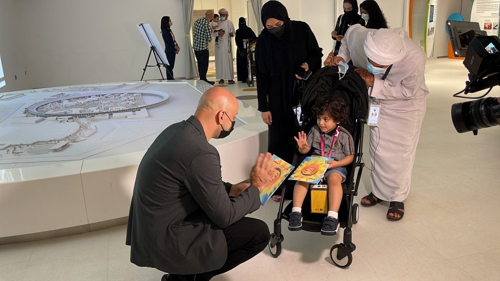 「2020年ドバイ国際博覧会」の日本館で開かれたイベントでは、同館を訪れたアラビア語を話す子どもたちに『ぼくのひまわりおじさん』のコピーが配布された。（補足）
