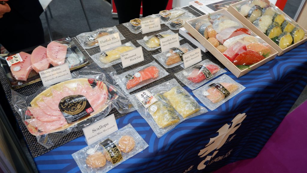 日本パビリオンでは、21社以上の出展者がさまざまな食品や飲料を紹介した。