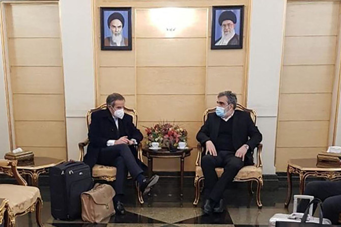 2022年3月4日にテヘランで、国際原子力機関のラファエル・グロッシ事務局長と会談する、イラン原子力庁のベフルーズ・カマルバンディ報道官（右）。（イラン原子力庁/AFP）