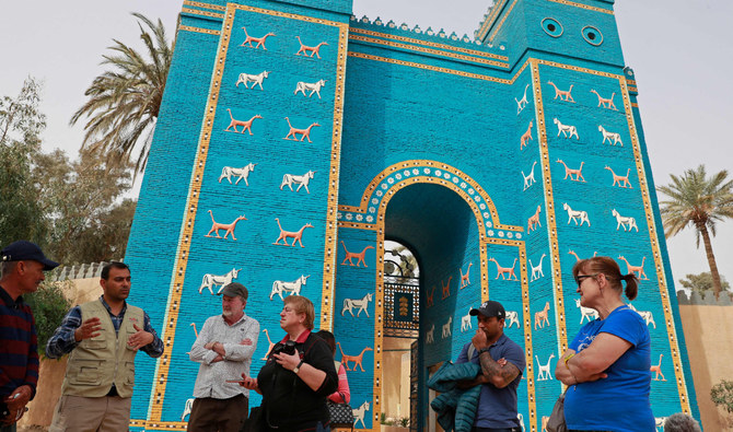 イラクの首都バグダッドの南約100キロに位置する古代都市バビロンへと続く8番目の門、イシュタル門を訪れる外国人観光客。（AFP通信）
