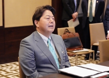 UAEのスルターン・アル・ジャーベル産業・先端技術大臣とオンライン会談を行う日本の林芳正外務大臣。(日本外務省)