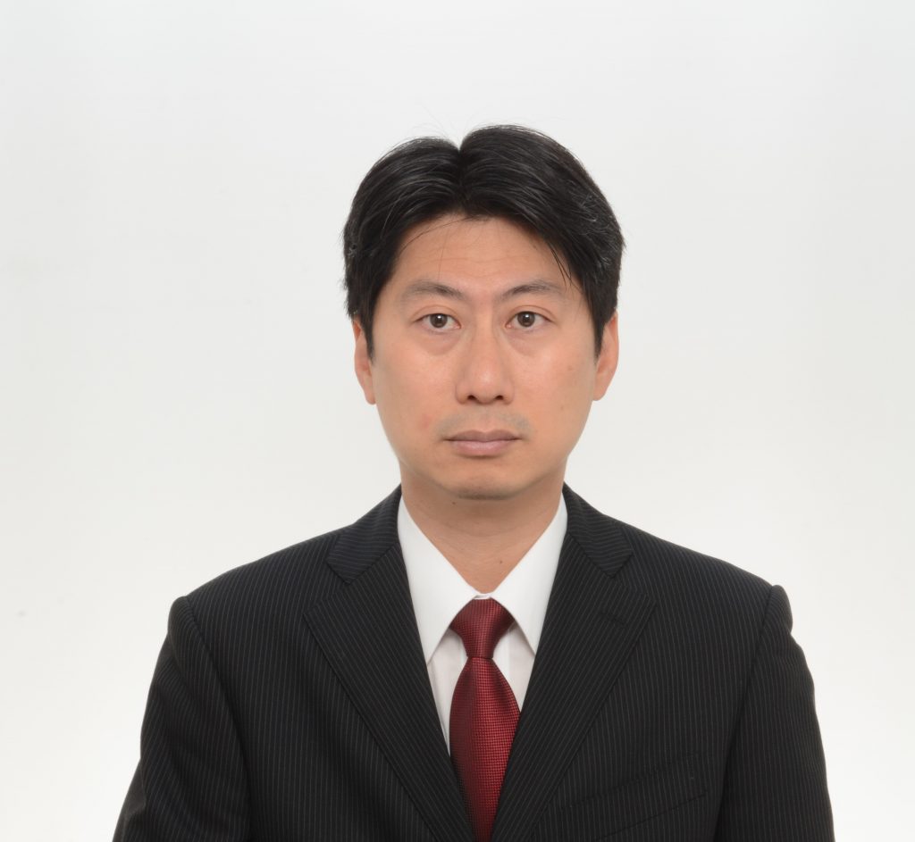 日本の外相によるUAE訪問に関して報告する塚本康弘大臣官房国際報道官。