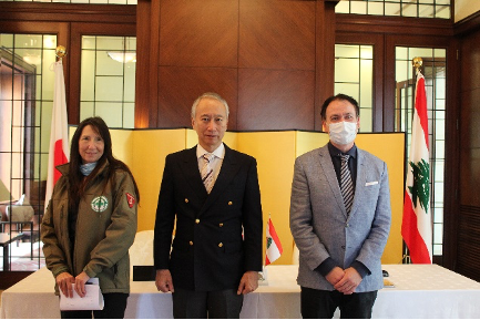 日本の大久保武駐レバノン大使（左）とノルウェー人民援助・レバノンのカントリーディレクター、サイモン・ウェザーベッド氏。（提供）
