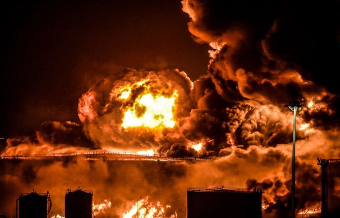 サウジアラビアの紅海沿岸都市ジェッダにあるサウジアラムコの石油施設から煙と炎が立ち上る。（AFP）