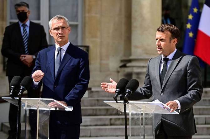 パリのエリゼ宮殿で報道陣と対話するフランスのエマニュエル・マクロン大統領とイェンス・ストルテンベルクNATO事務総長。2021年5月21日。（AFP）