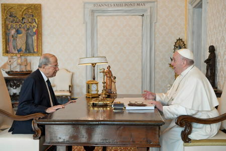 2022年3月21日、バチカンでレバノンのミシェル・アウン大統領と会談するフランシスコ教皇。（ロイター）