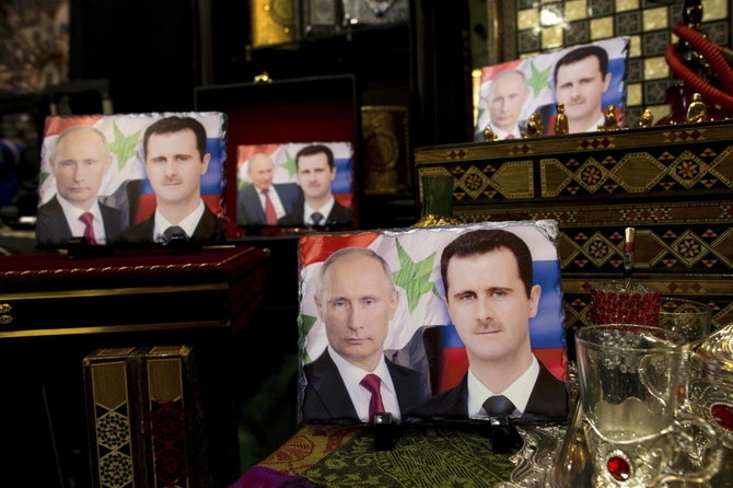 2016年4月18日、シリアのダマスカスの土産物店。ロシアのプーチン大統領とシリアのアサド大統領の写真をあしらった磁器が飾られている。（AP）