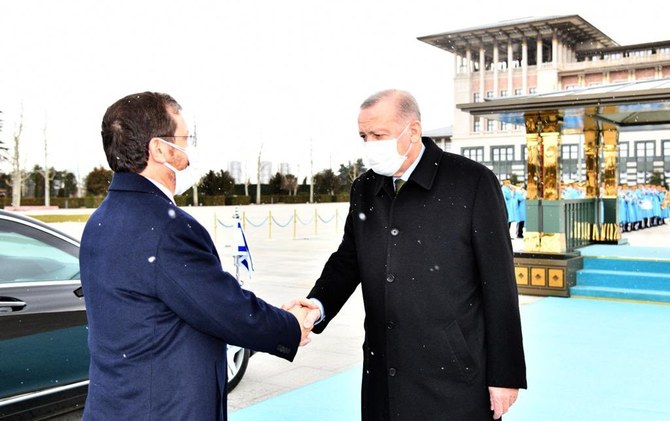 イスラエルのアイザック・ヘルツォグ大統領は小雪がちらつき始める中、首都アンカラのトルコ大統領宮殿に到着した。（@Isaac_Herzog/ GPO）