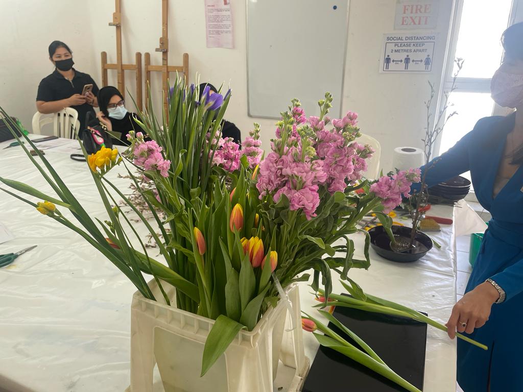 桜の生け花教室は人気が高く、2019年から毎年実施されている。（ANJ写真）