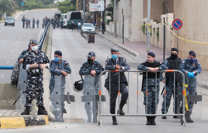 レバノン・ベイルートでフェイスマスクをして警備に当たるレバノン警察。(ロイター/ファイル・写真)