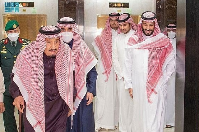 国営テレビは、86歳の国王が、王国の事実上の最高権力者とされる息子のムハンマド・ビン・サルマン皇太子のそばで杖をついて歩く映像を放映した。（SPA)