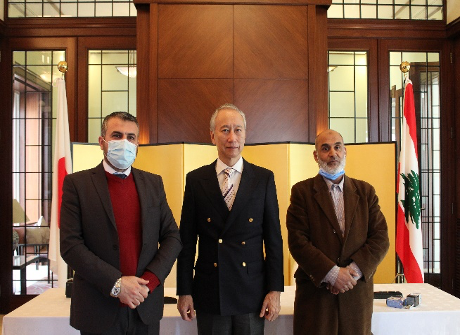 日本の大久保武駐レバノン大使（左）とアル・アラニサ慈善協会アブドラ・アル・ムハンマド会長（右）。（提供）