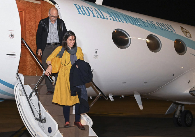 2022年3月16日、オマーンのマスカットに到着した、イランから解放されたナザニン・ザガリ・ラトクリフ氏（手前）とアヌシェ・アシュリ氏。（オマーン通信社 via AP）
