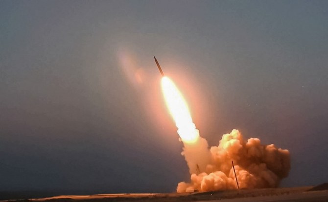 イラン革命防衛隊の故司令官にちなんでカセム・ソレイマニと名付けられた弾道ミサイルが発射される。場所は非公開。(ファイル/AFP)