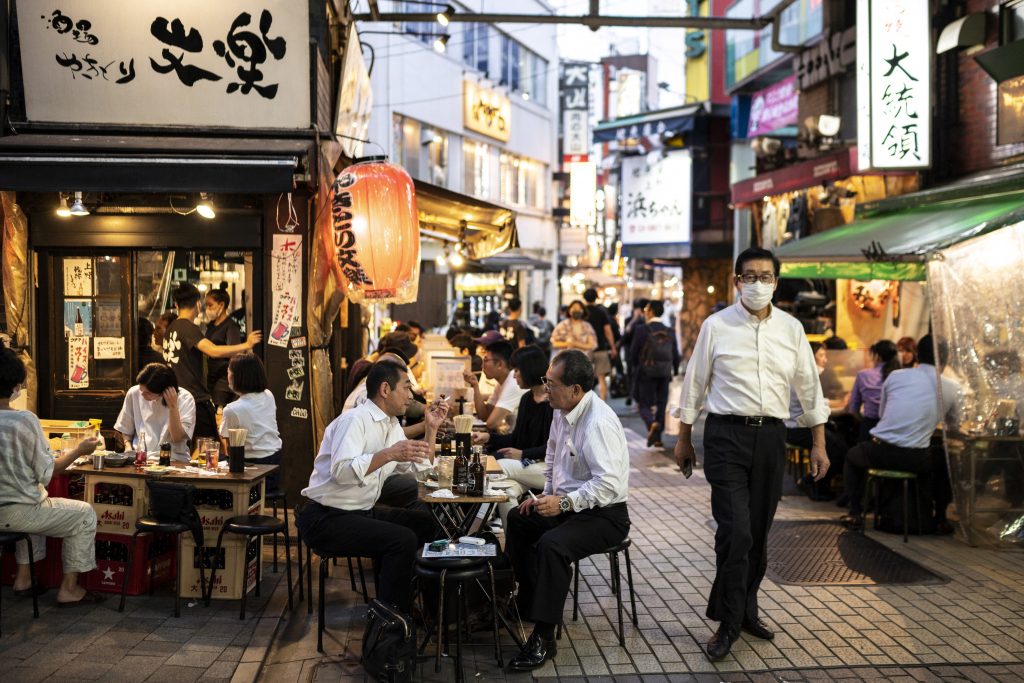 飲食店の営業時間短縮やイベントの人数制限が終了。(AFP)