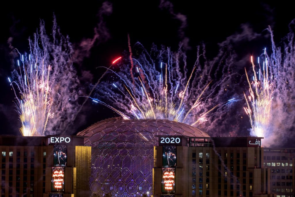 ドバイ万博の大晦日祝賀でアル・ワスル・ドーム上に打ち上げられる花火。（写真：マフムード・ハリド／ドバイ万博）