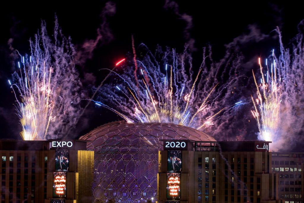 ドバイ万博の大晦日祝賀でアル・ワスル・ドーム上に打ち上げられる花火。(写真:マフムード・ハリド/ドバイ万博)