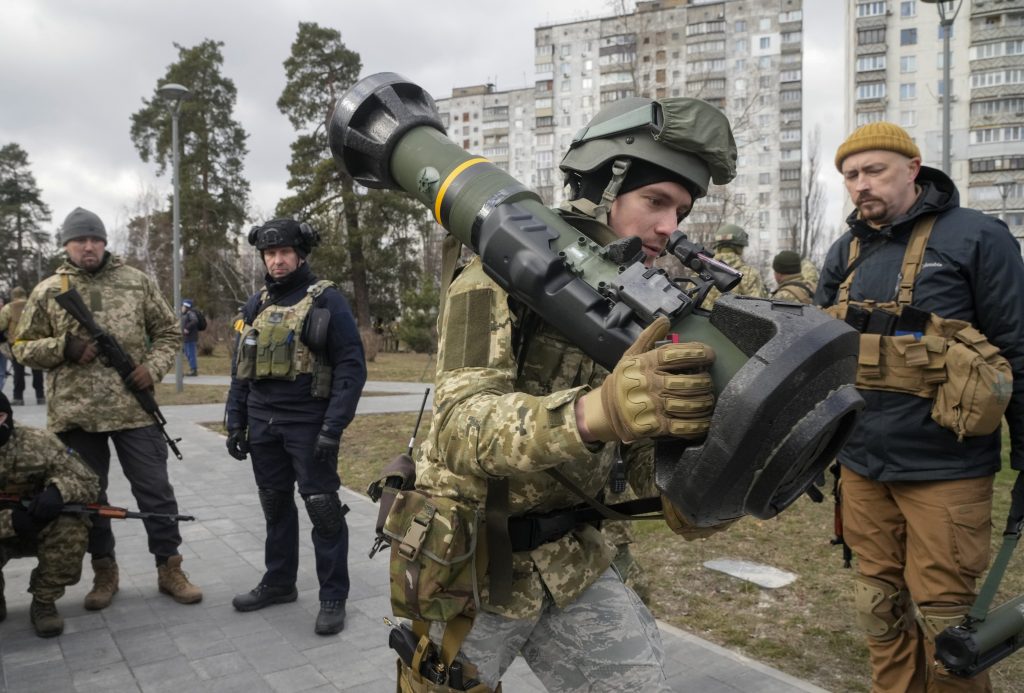 捕虜となったウクライナ人を警備するロシア軍兵士。(ファイル・写真/AP)