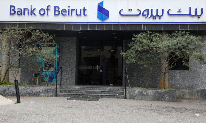 レバノン・ベイルートでの2日間のストライキの初日、閉鎖されたバンク・オブ・ベイルートの支店の様子。2022年3月21日撮影。（ロイター）