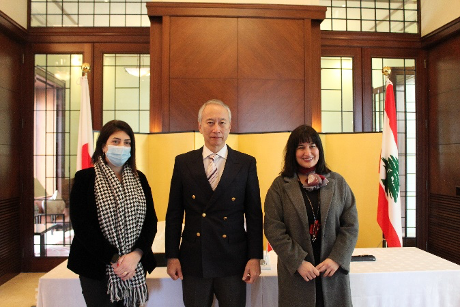 日本の大久保武駐レバノン大使（左）と進歩的女性連合のマナル・サイード事務局長。（提供）