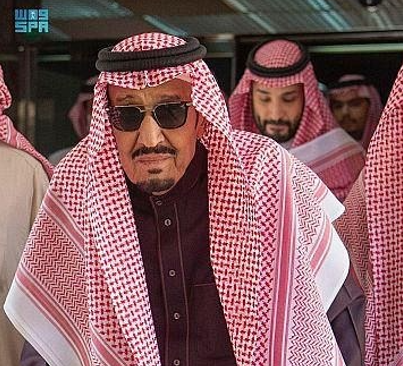 国営テレビは、86歳の国王が、王国の事実上の最高権力者とされる息子のムハンマド・ビン・サルマン皇太子のそばで杖をついて歩く映像を放映した。(SPA)