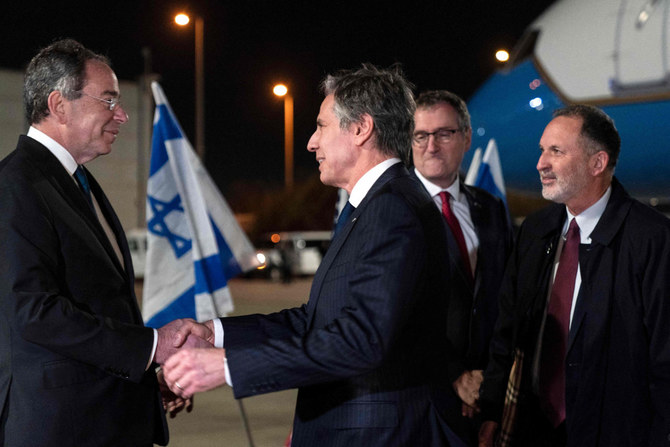 イスラエルの都市テルアビブ近郊のロッドにあるベングリオン空港でイスラエル政府関係者の歓迎を受けるアントニー・ブリンケン米国務長官。2022年3月26日。(Jacquelyn Martin / POOL / AFP)