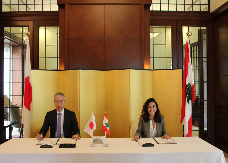 大久保武駐レバノン日本大使とエンブレイスのミア・アトゥイ代表。（提供）