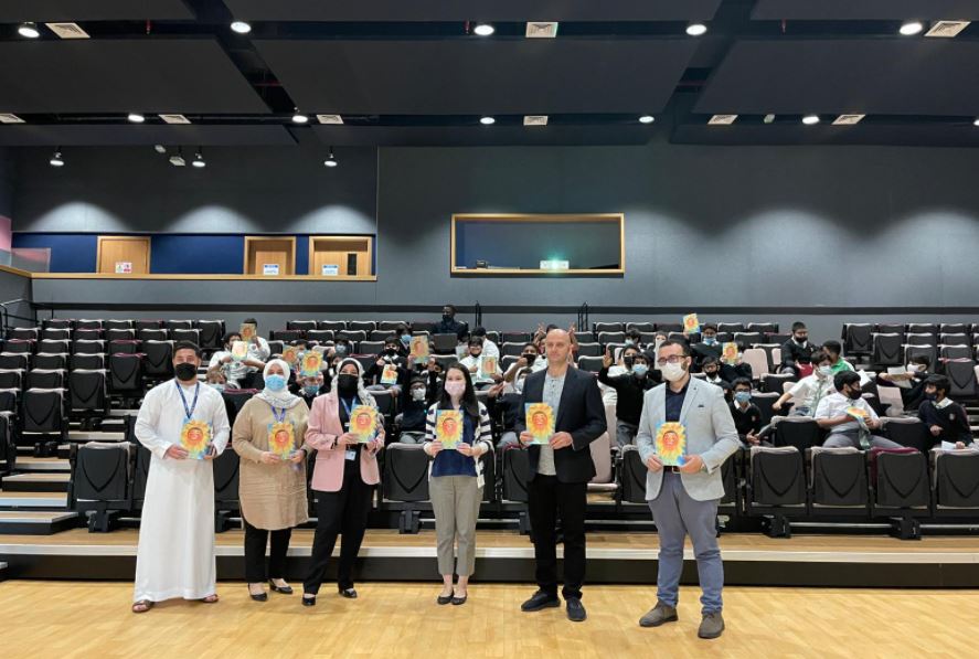 GEMS Al Barsha National Schoolにおいてジャーナリストのナジーブ・エルカシュ氏は、生徒らに向けて日本の児童書『ぼくのひまわりおじさん』を読み聞かせた。(補足)