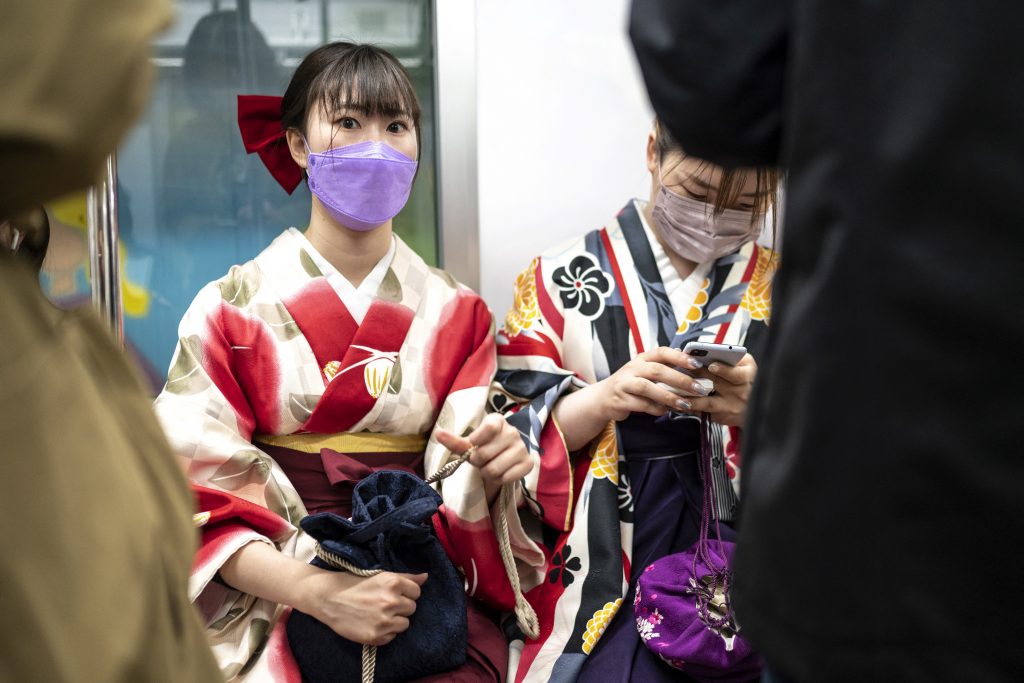 2022年3月20日。東京の電車に乗る、日本の伝統的な着物を着た女性。（AFP）