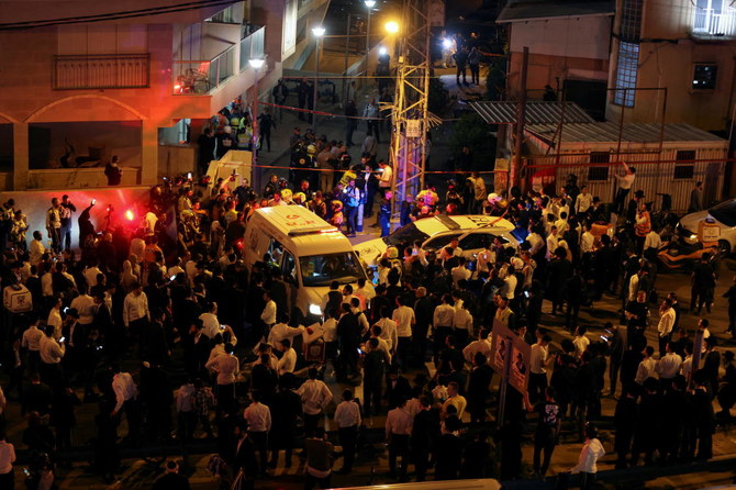 テルアビブ近郊の街ブネイ・ブラクの大通りで起きた銃撃事件の現場に集まる人々。（ロイター）