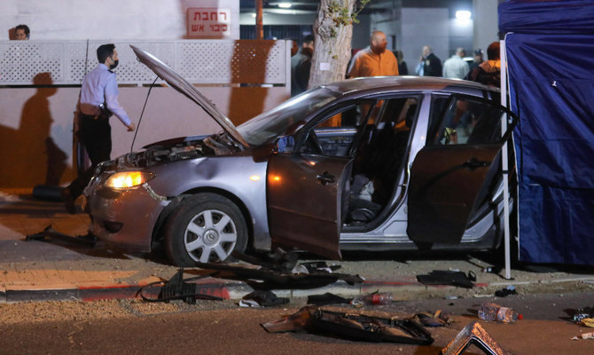 北部の都市ハデラでイスラエル人警察官2人が死亡した襲撃事件の現場に集まるイスラエル治安部隊。2022年3月27日。（AFP）