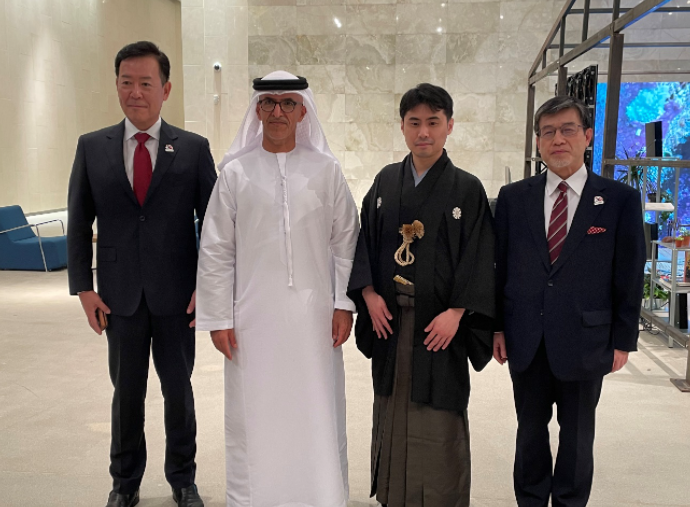 (写真左から右)日本アラブ首長国連邦協会会長の西克司氏、コミュニティ開発省長官のムギール・カミス・アル・カイリ博士、能楽シテ方宝生流第20代宗家の宝生和英氏、駐UAE日本大使の磯俣秋男氏。(Abu Dhabi, 写真: Kristina Sergeeva)