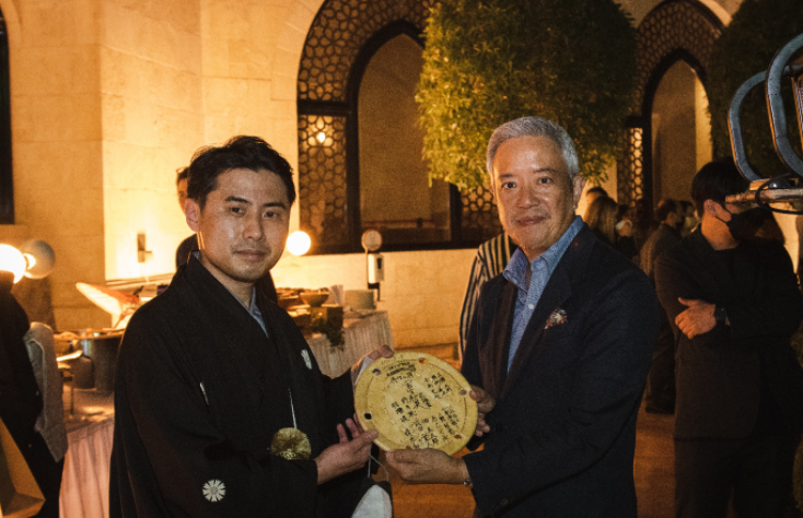 (写真左から右)能楽シテ方宝生流第20代宗家の宝生和英氏、駐ドバイ日本国総領事の関口昇氏。(Dubai, 写真: Kristina Sergeeva)