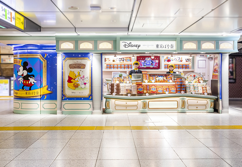 2019年に始まったこのコラボが発売へとこぎ着けたのは、ミッキーとミニーの輪郭があしらわれたバナナ型のケーキだった。(ディズニー)