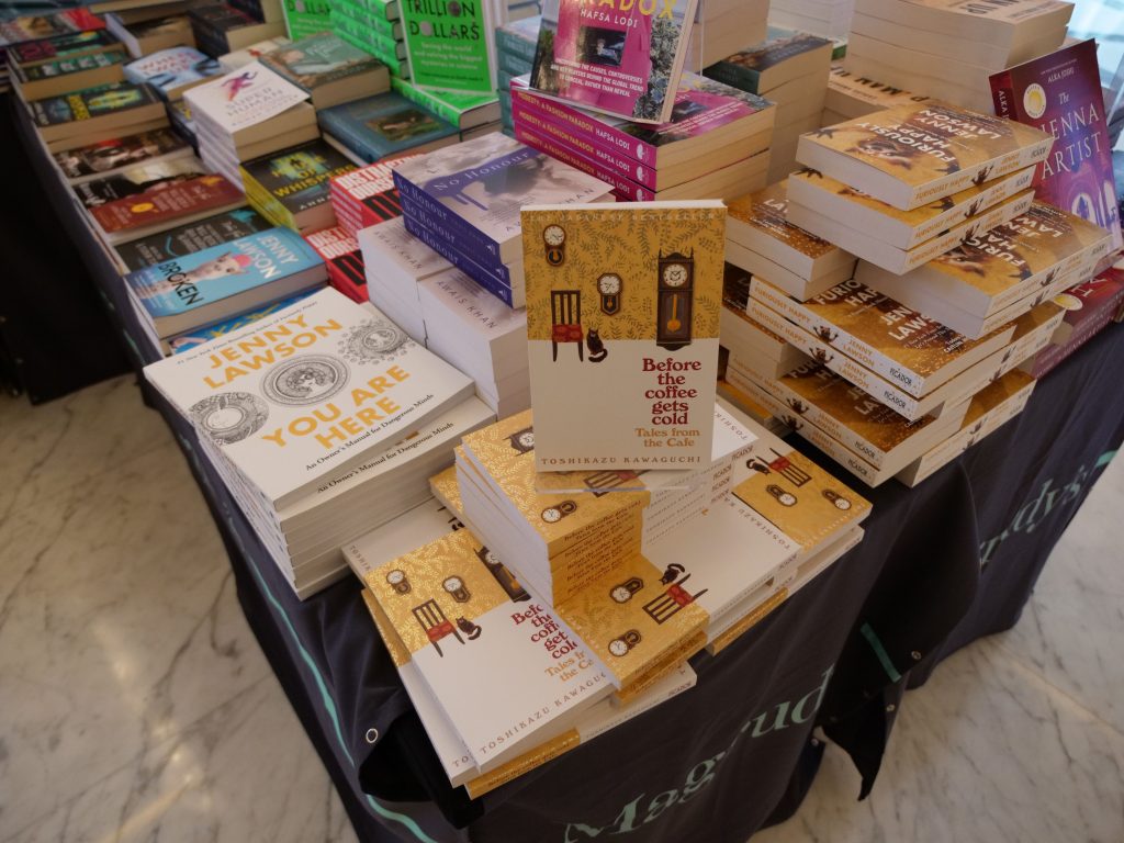 『コーヒーが冷めないうちに』は、2020年にイギリスとイタリアでベストセラーになり、2021年にはAmazonのAudibleのトップセラーとなった。その成功によって、この作品は32ヶ国語に翻訳された。（提供写真）