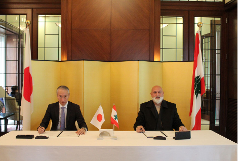 大久保武駐レバノン日本大使とアル・ナドワ文化・社会クラブのアドハム・ムハマド・シュウマン運営委員会代表。（提供）
