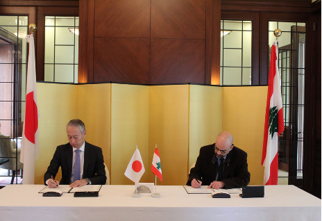 大久保武駐レバノン日本大使とURDAのマシュフール・ムムネ会長。（提供）