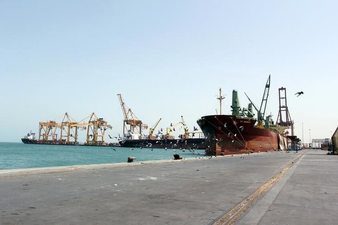 イエメンの紅海沿岸のフダイダ港に1隻の船舶が係留されている。2017年3月23日撮影。（ロイター通信）