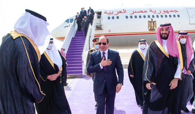 木曜日、エジプトのアブドゥルファッターハ・エルシーシ大統領を王国に歓迎するサウジアラビアのムハンマド・ビン・サルマン皇太子殿下。（SPA　サウジ国営通信）