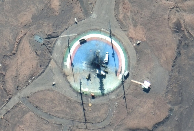 2022年2月27日日曜日、イラン、セムナーン州の地方部にあるイマーム・ホメイニ宇宙センターの焦げた発射台を囲むトラックやその他の機材が写ったマクサー・テクノロジーズの衛星写真。（AP）