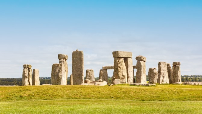 何十年もの間、学者たちは、石の配置は季節を示すよう設計されたもので、ブリトン人らがこの遺跡で夏至祭を催していたと考えてきた。（FILE／Shutterstock）