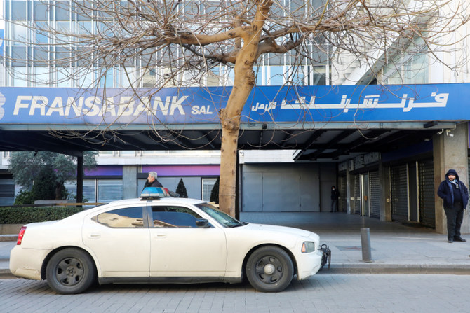 2022年3月16日、レバノン・ベイルートのフランサバンクの支店前にパトカーが停車している。（ロイター）