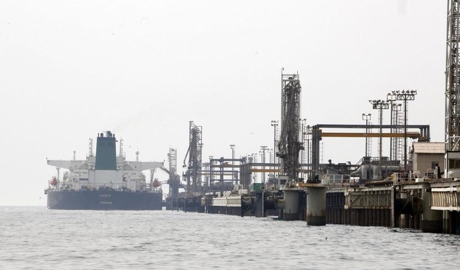 左上、アラビア湾岸ハルク島にある石油施設プラットフォームにドッキングするイランのタンカー。（AFP）