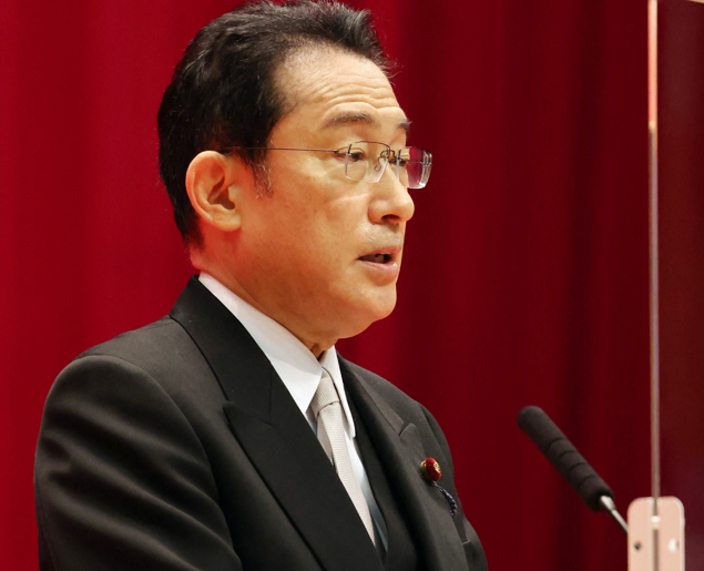 今回の調査では、回答者の64%が岸田氏の新型コロナ対策に賛成した。まん延防止等重点措置の全面解除を受けた結果とみられる。(AFP)