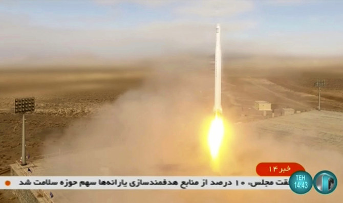 2022年3月8日、イラン国営TVが放映した映像から撮影した画像。北東部シャーフルード砂漠でイラン革命防衛隊が衛星「ヌール2」を搭載したロケットを打ち上げる様子。（AFP/イラン国営テレビ）
