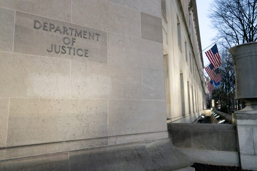 米当局は、ヘロインや覚醒剤を不法に売買し、ミャンマーとスリランカの反政府勢力のためとして地対空ミサイルを入手しようとした疑いがあるとして、日本の犯罪組織「ヤクザ」の幹部とタイ人男性3人を逮捕した。(AFP)